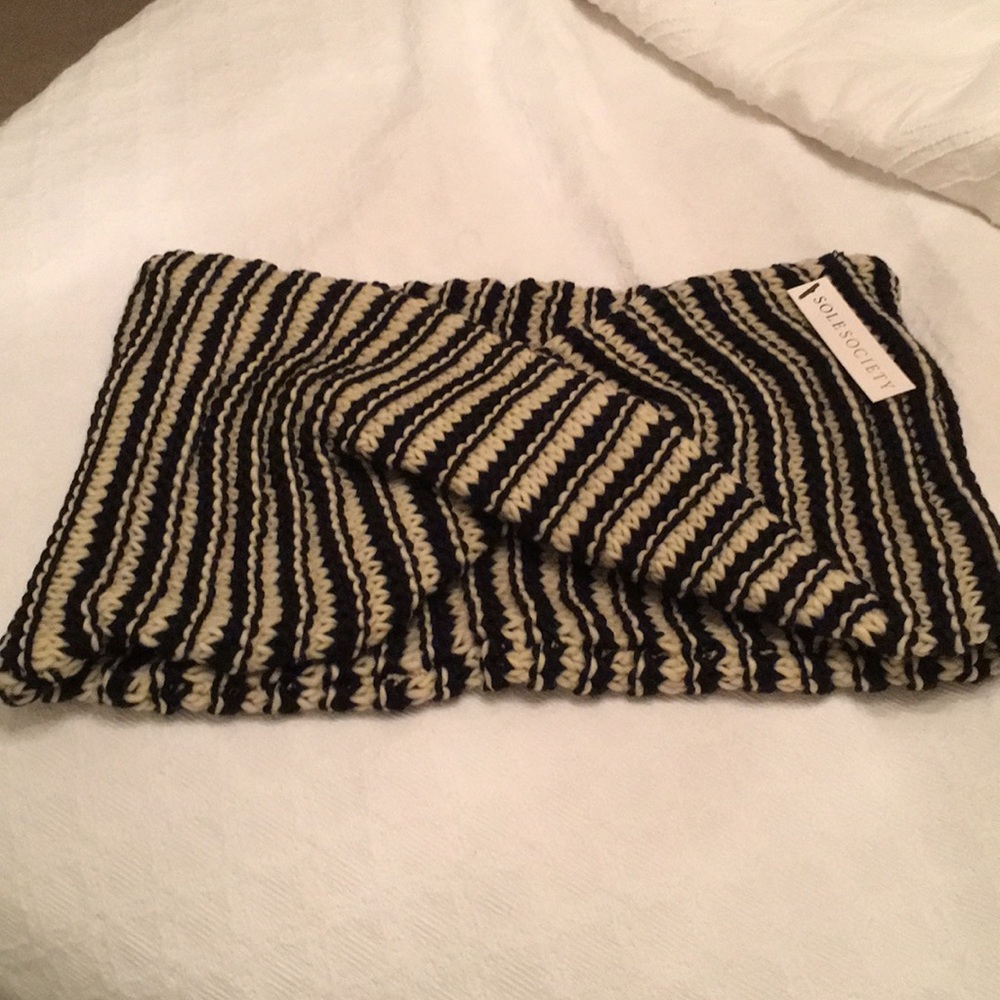 Black/cream stripe acrylic/poly circle scarf